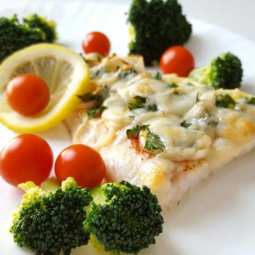 Запеченная рыба с брокколи. Филе рыбы под сыром (cheesy Fish fillets). Рыба запеченная с сыром. Филе трески с овощами. Треска запеченная с овощами.