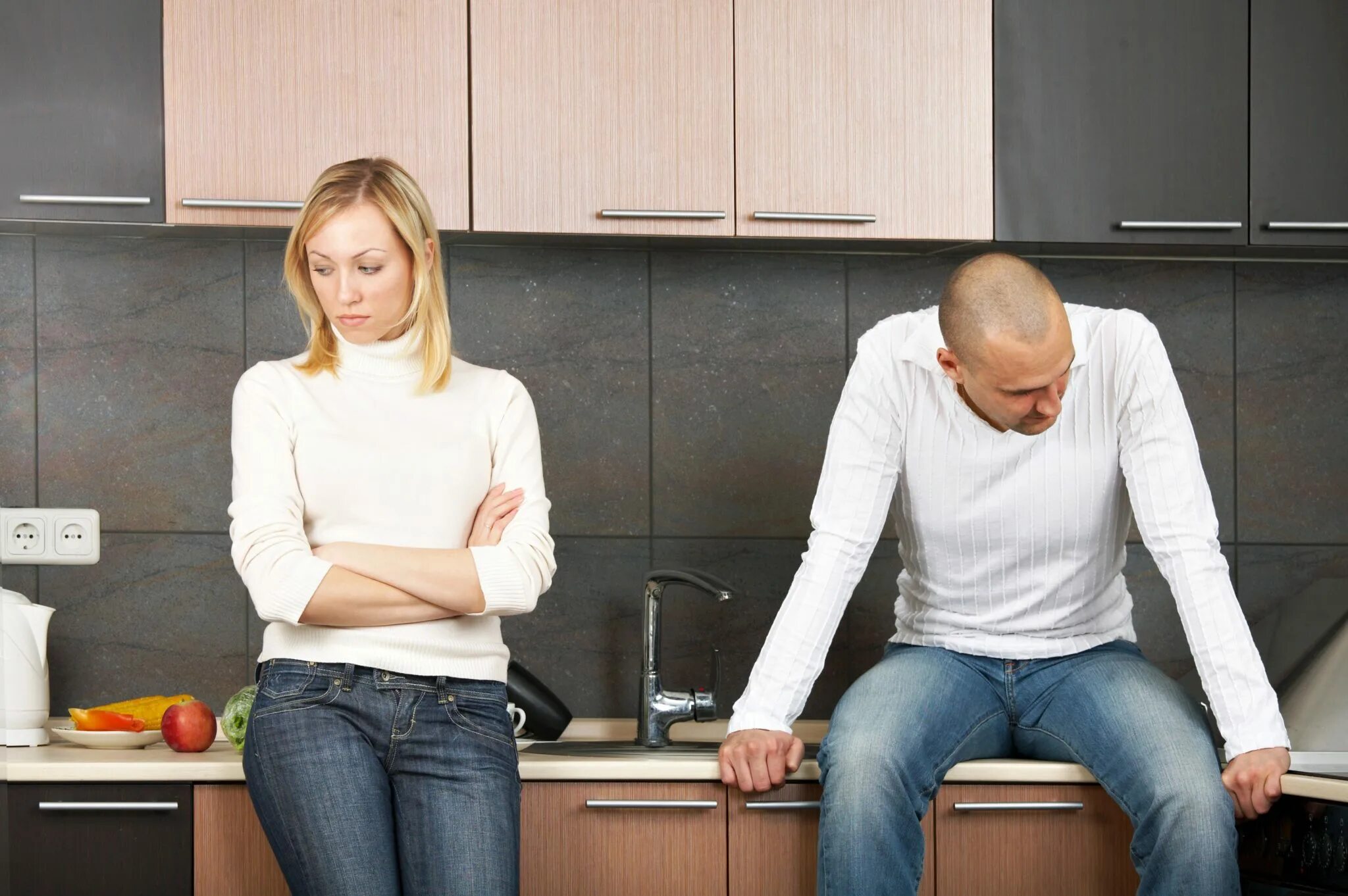 Ссора на кухне. Ссора на кухне мужа и жены. Ссора в семье. Женщины с разведенными. Измена мужу кухни