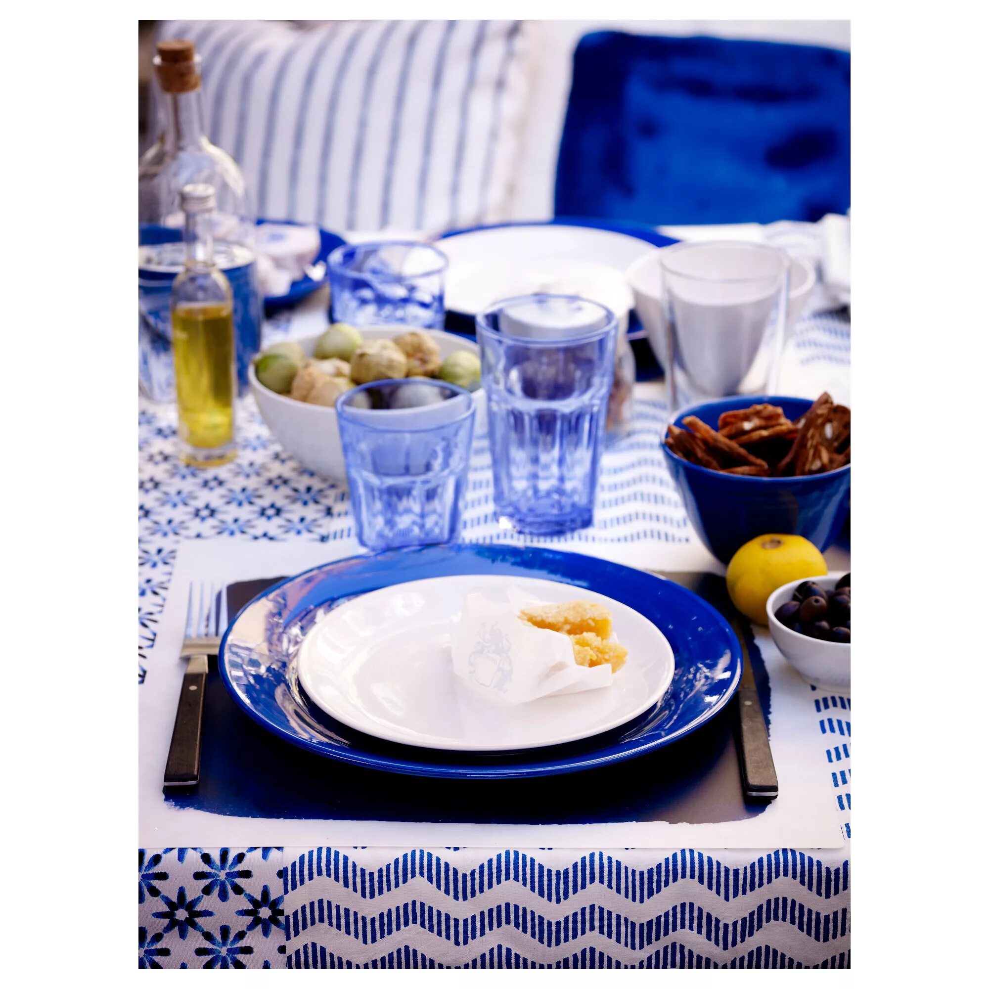 Сервировка стола синяя посуда. Три тарелки вид сверху. Сервировка в синем цвете. Сервировка стола в синем цвете. Macro blue table.