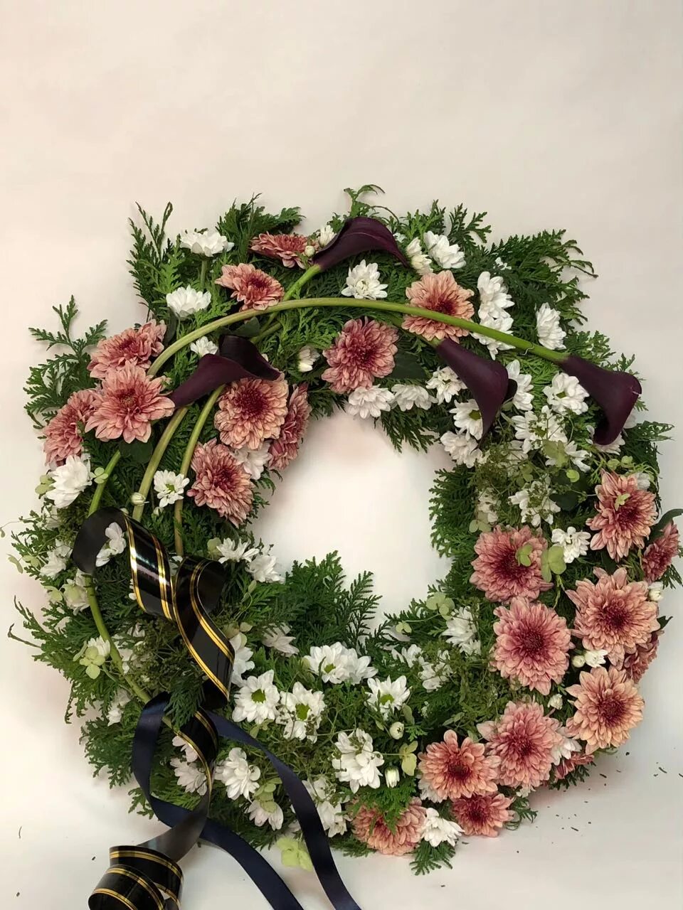 европейский траурный венок. ритуальный венок из лилий. траурная флористика венок. ритуальные венки из живых цветов. небольшой траурный венок из живых цветов.