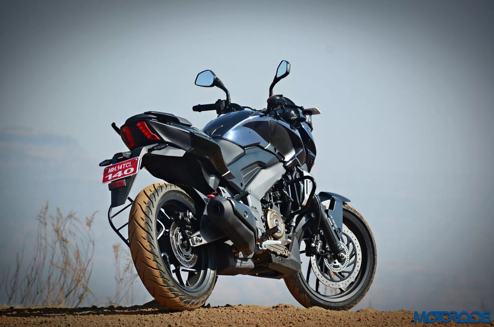 Bajaj dominar 250. Bd400 мотоцикл. Мотоциклист визуализация черный Bajaj Dominar. Размер шин Доминар. Доминар 400 по грязи.