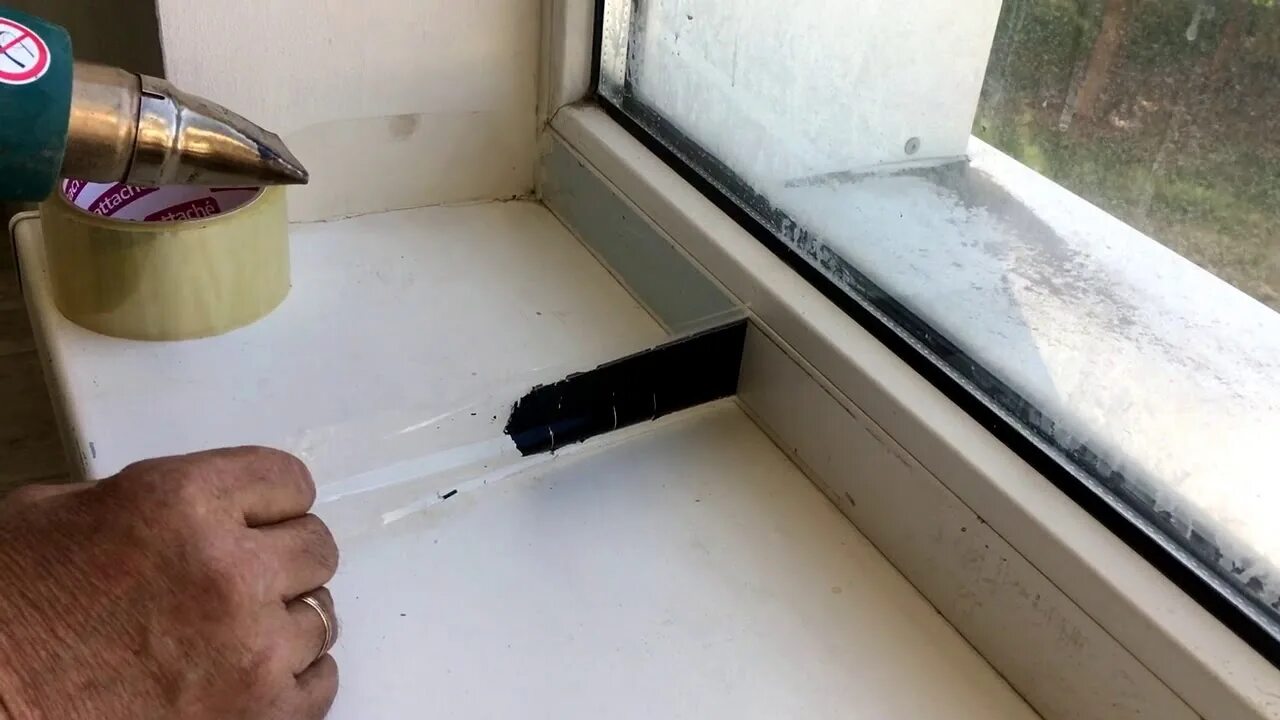 Как очистить окно от скотча. Снятие плёнки на окнах. Защитная пленка на раме окна. Скотч для пластиковых окон. Засохшая пленка на пластиковых окнах.