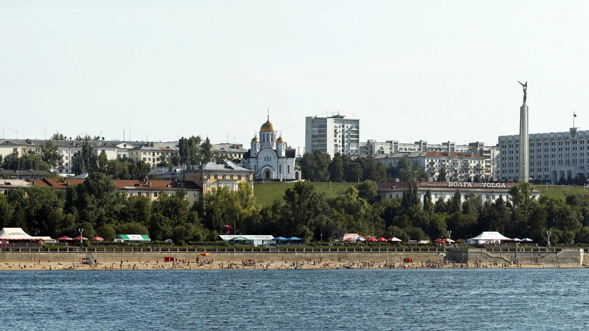 Самара находится на берегу волги. Самара набережная волги. набережная самара вид с волги. панорама самары с волги. монумент ладья самара.