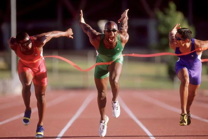 бег перед финишем. тактический рывок бегуна на финишной прямой. тактический рывок бегуна на финишной прямой. тактический рывок бегуна на финишной прямой. финиширование в беге на короткие дистанции.