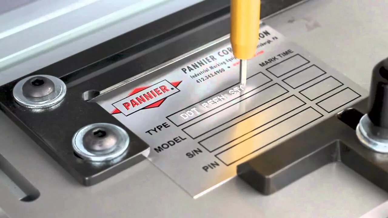 Www marking. Шильдик маркировочный sk4p. Оборудование для маркировки шильдиков. Станок для маркировки металла. Станок для печати бирок на металле.