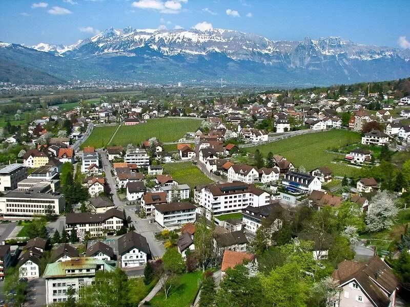 Тирольские альпы лихтенштейн. География лихтенштейна. Площадь страны лихтенштейн. Лихтенштейн презентация. Швейцария графство лихтенштейн.