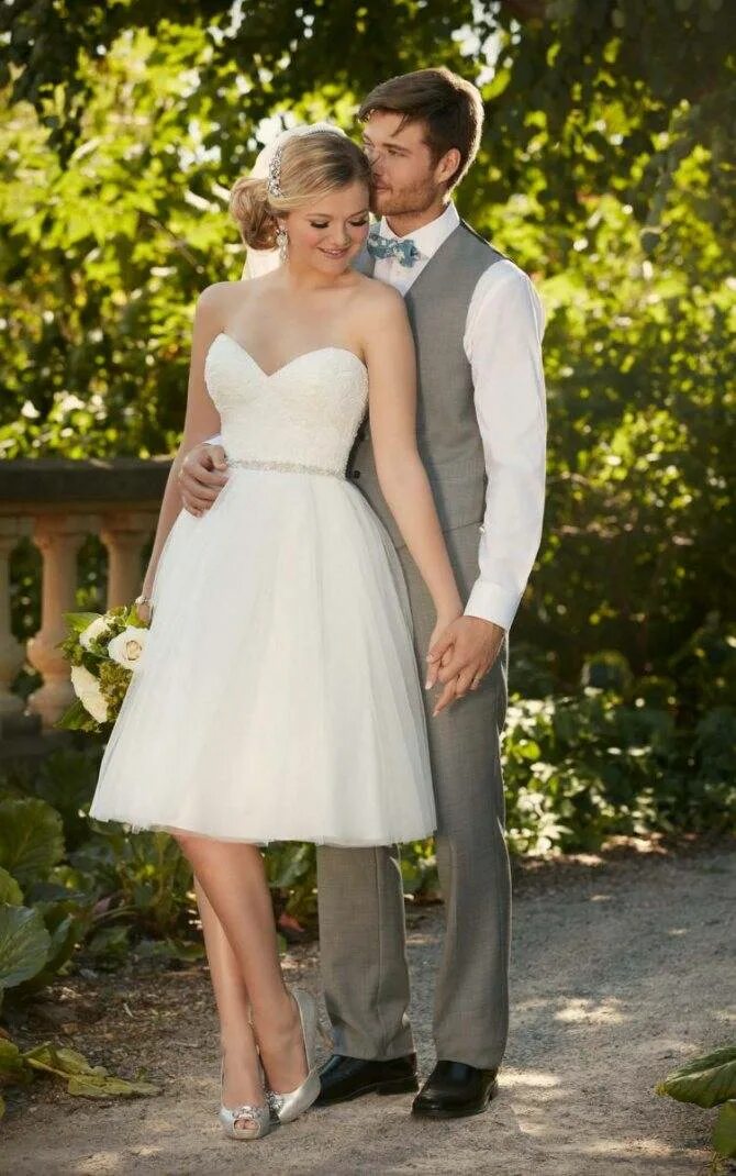 Альтернативные Свадебные Наряды. Невеста в коротком платье с женихом. Вместо свадебного платья. Свадебное короткое платье жених.