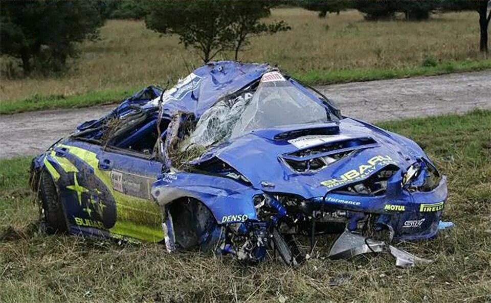 Видео разбитых машин. Разбитые Субару Импреза. Субару Импреза WRX авария. Субару Импреза сломанная.