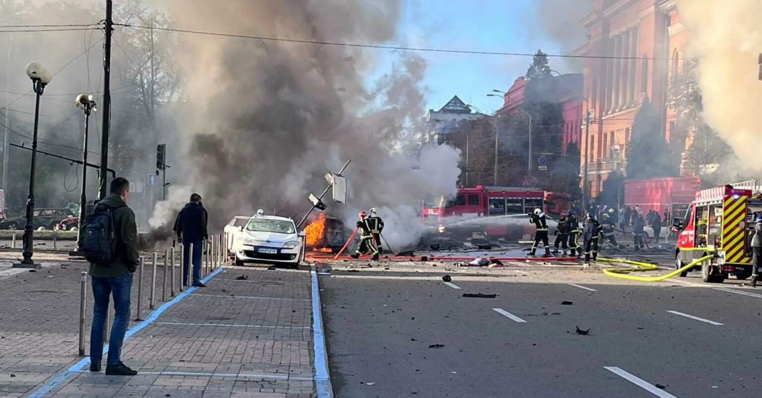 Кадры взрывов в Киеве. Взорванное здание в Киеве. Здание горит.