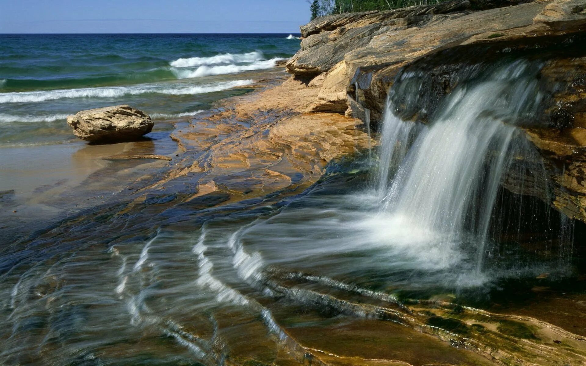 Ручеек, река, море, океан. Водопад в море. Река впадает в море. Красота воды.