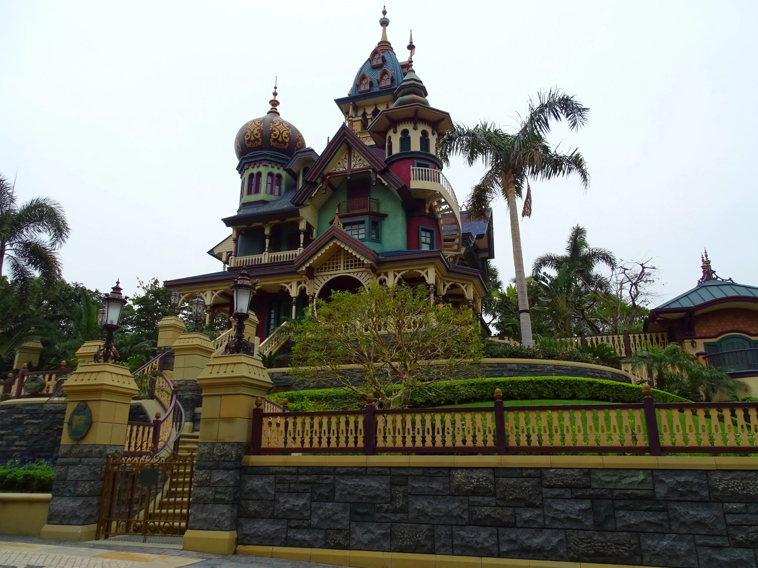Mystic manor. Улиц дисней парка. Enigma mansion. Mystic manor disneyland. Disneyland гонконг.