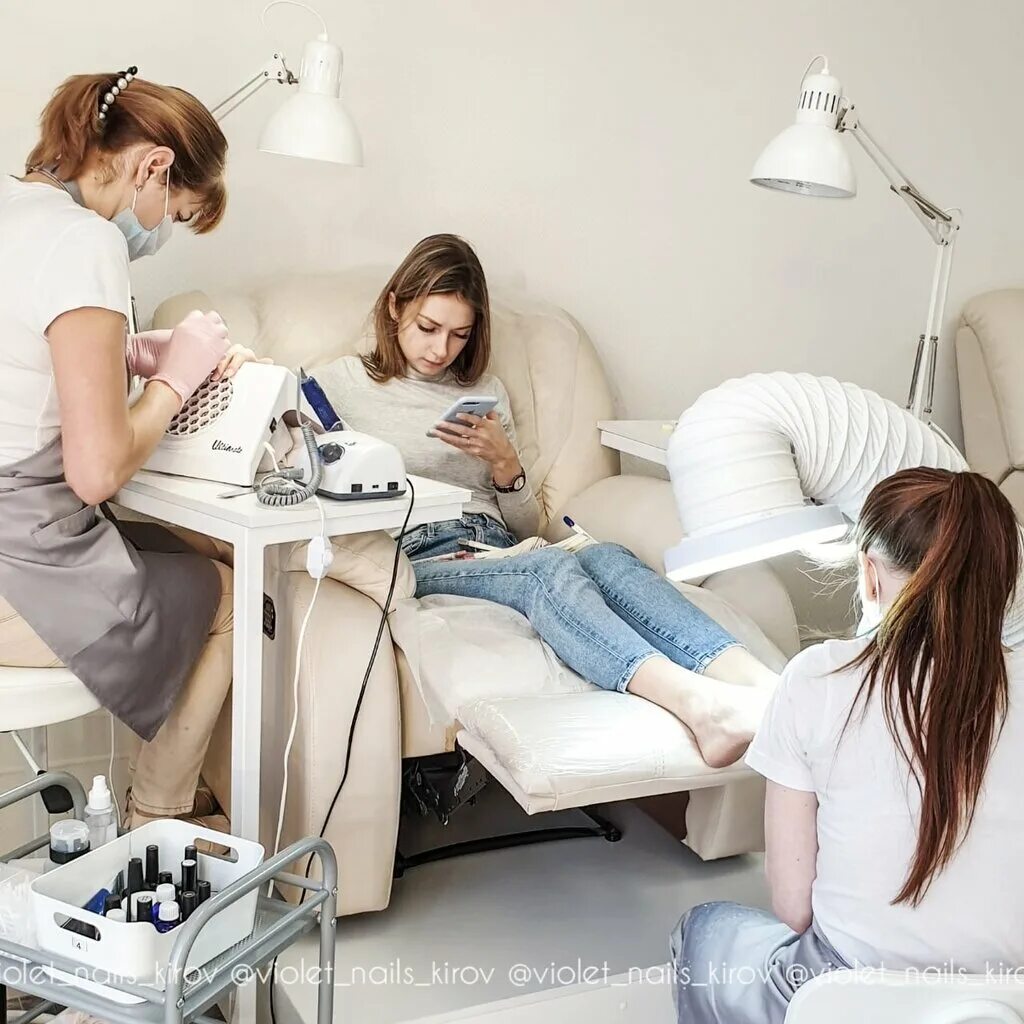Салон маникюра и педикюра. Салон маникюра. Педикюр в 4 руки. Не работаю в 4 руки. Педикюр в 4 руки.