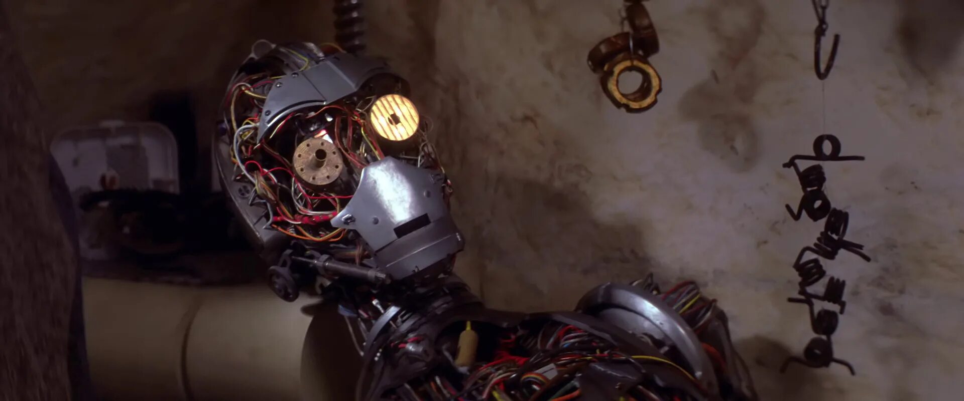 Робот сломался. C3po 1 эпизод. сломанный робот. разобранный робот.