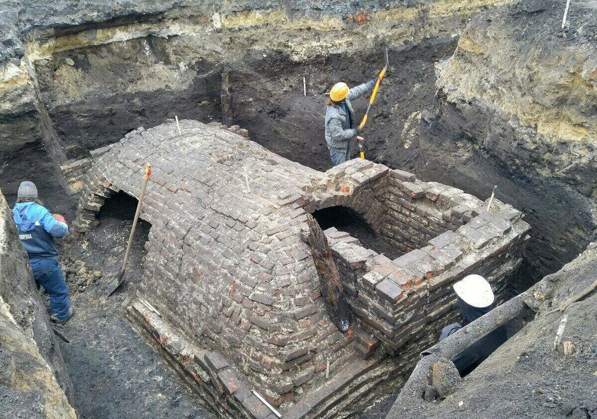 Ученый из мондштата откопал древнюю каменную. Раскопки на Крестовоздвиженской в Туле. Тула раскопки в центре города. Тульский Кремль раскопки. Питер подземные этажи раскопки.