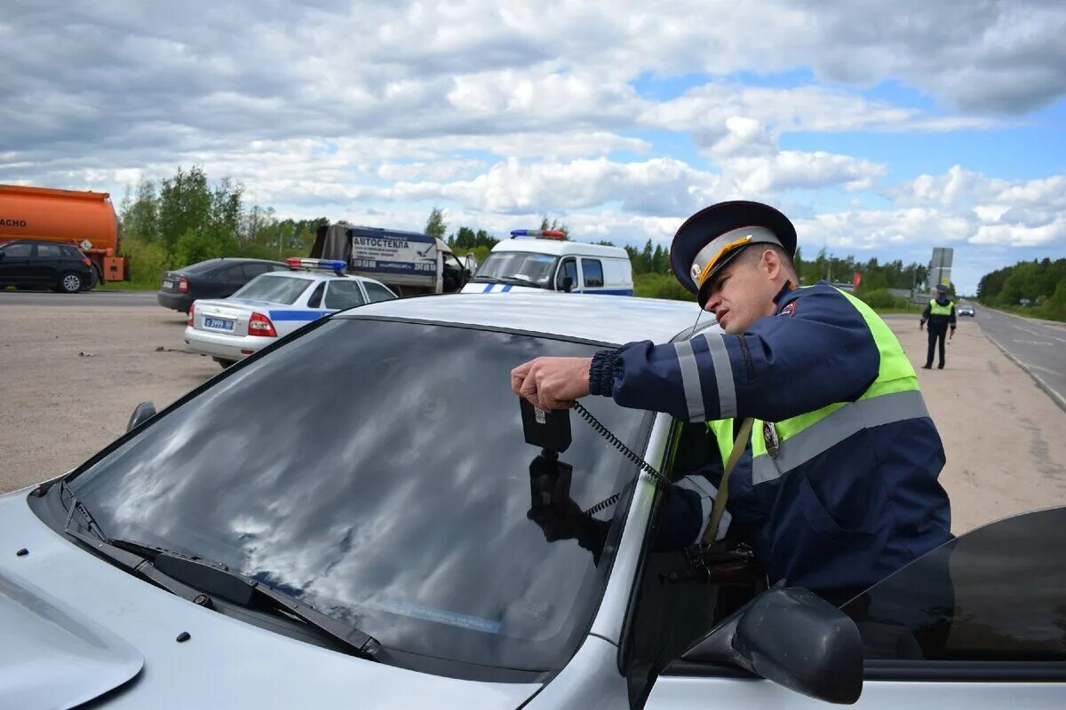 Что грозит за тонировку. Гаишник тонировка. Тонировка ГИБДД. Штраф за тонировку машины. ОПМ тонировка.