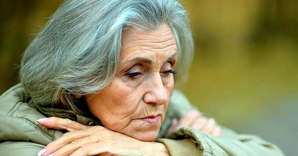 Фото пожилой женщины в россии. Красивая старость. Фотопортрет пожилой женщины. Грустная пожилая женщина. Одинокаяпожила женщина.