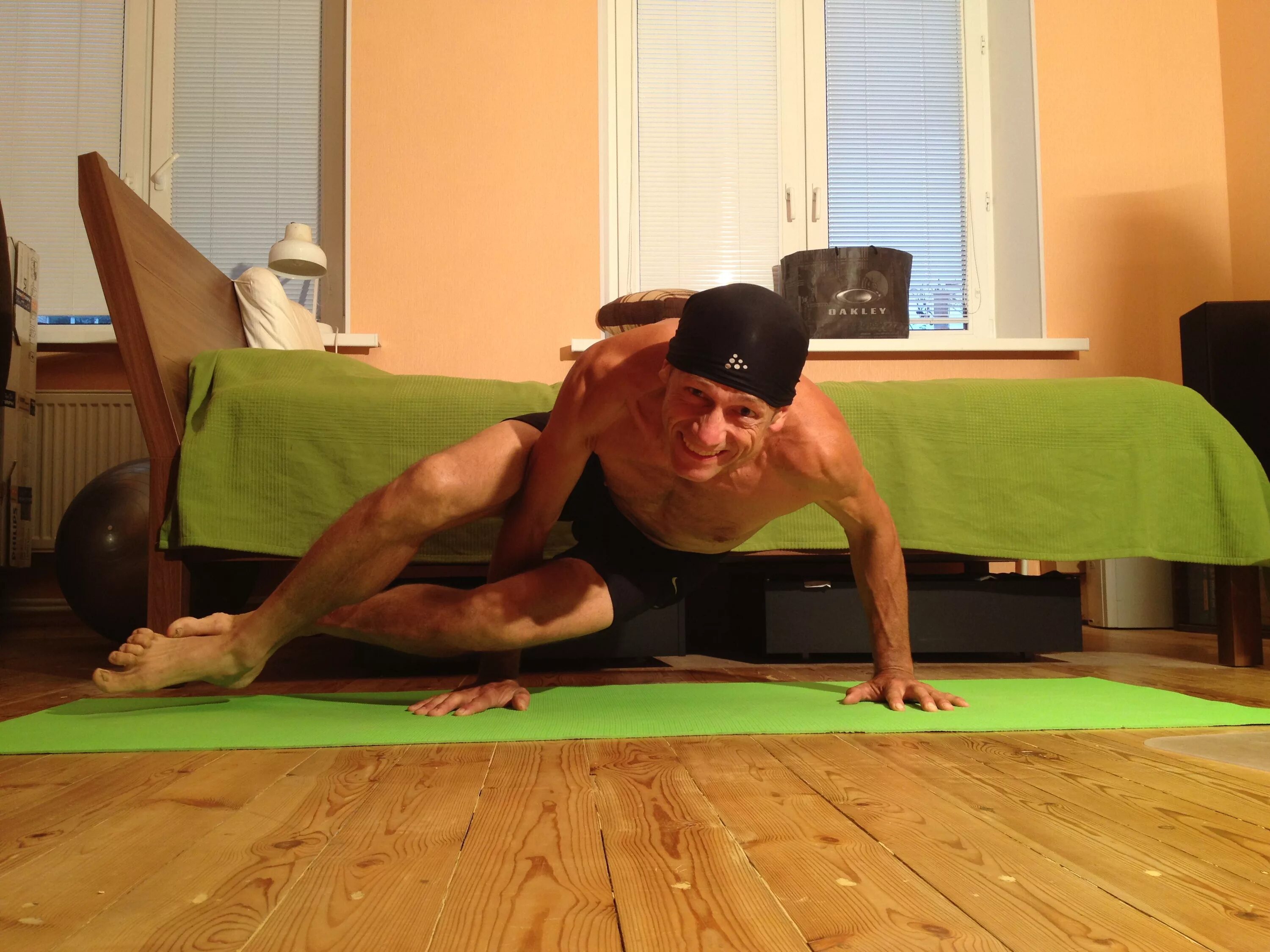 лечебная физкультура для пожилых. спортивные люди. лечебная физическая культура. утренняя зарядка мужчина 50 лет. физкультура для пожилых.