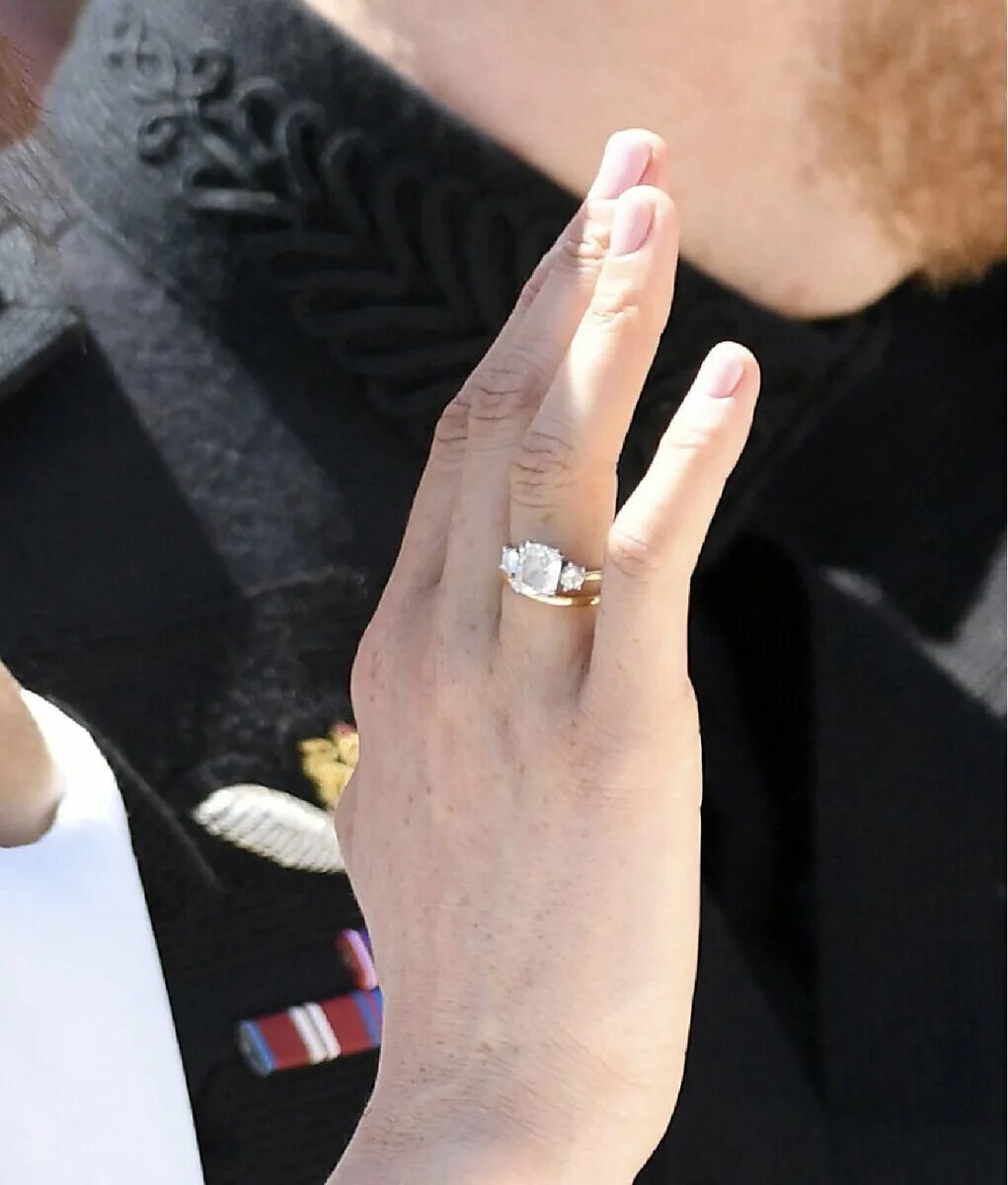 Кольцо изменяется. Кольцо Меган Маркл. Обручальное кольцо Меган Маркл. Помолвочное кольцо Меган Маркл. Кольцо Меган Маркл от Гарри.