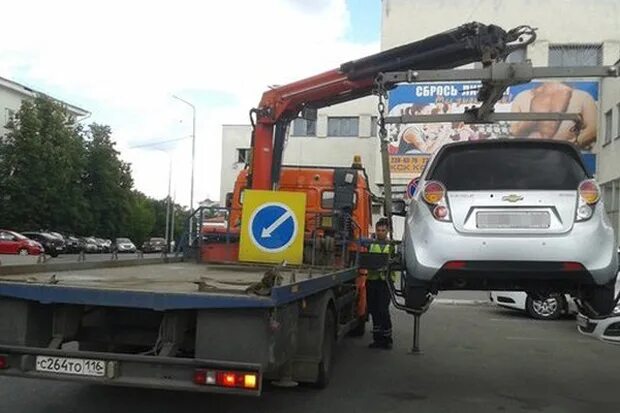 Эвакуатор ювао автодруг. Эвакуаторы ГБУ БДД Казань. Эвакуатор во дворе. Эвакуатор МВД России. Эвакуация автомобилей Казань.