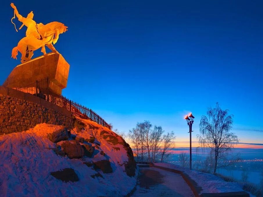 Уфа салават на машине. Салават Юлаев памятник в Уфе. Салават Юлаев памятник в Уфе зимой. Памятник Салавату Юлаеву в Уфе зимой. Памятник Салавату Юлаеву в Уфе ночью.