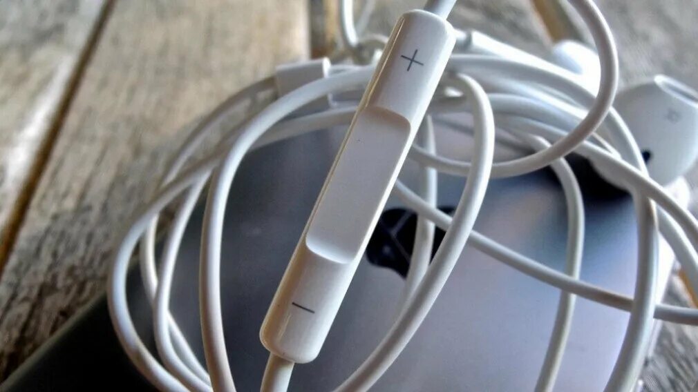 Как переключить микрофон на айфоне на наушники. Наушники earpods lightning. распайка наушников apple earpods 3,5. микрофон в проводных наушниках apple. наушники айфона качелька громкости.