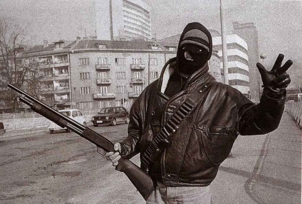 Сербский солдат 90х. Бандиты 90. Оружие бандитов 90-х.