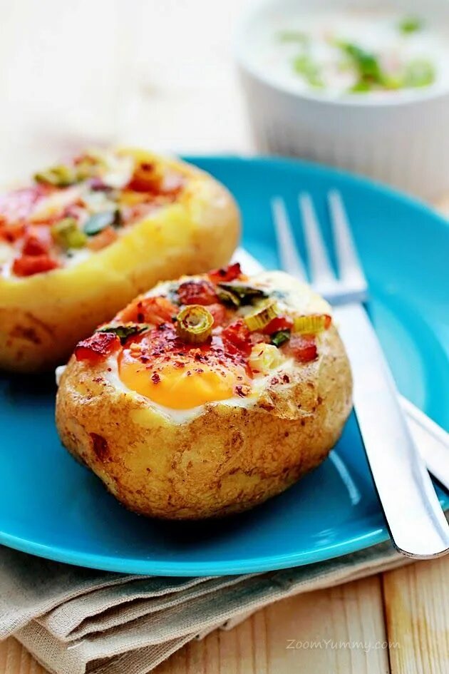 Запеченный фаршированный картофель. Фаршированные лодочки картофеля. Картошка фаршированная сыром. Картофель фаршированный сыром.