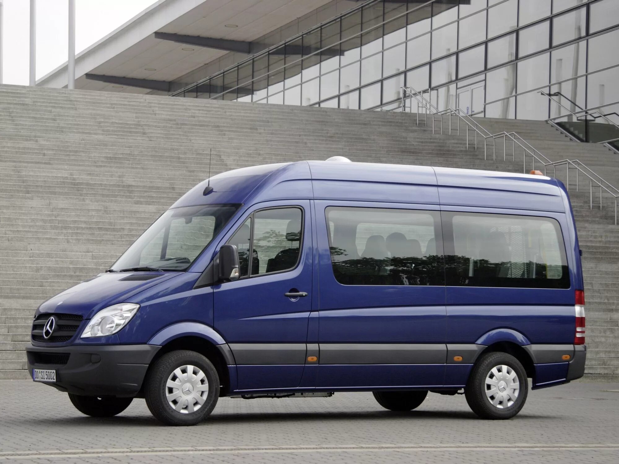 Средний спринтер. Mercedes-Benz Sprinter. Mercedes-Benz Sprinter w906. Mercedes Sprinter w906. Мерседес Бенц Спринтер пассажирский.