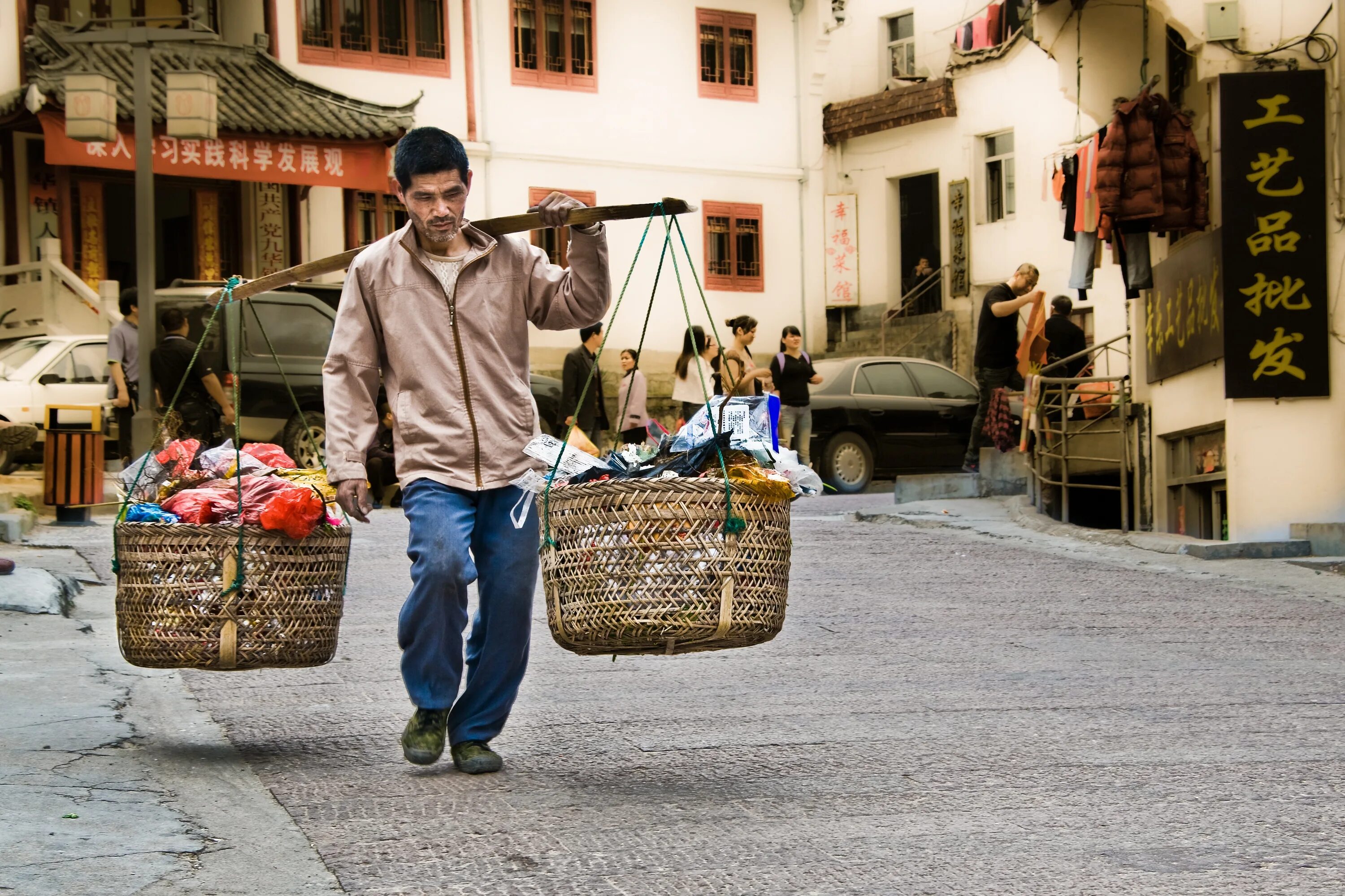 Village работа. Люди на базаре. Люди на рынке. Рынок в китайской деревне.