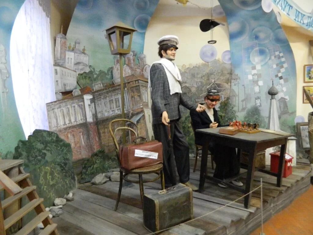 Памятник остапу бендеру чебоксары. Памятник 12 стульев в чебоксарах. Города остапа бендера. Города остапа бендера. Памятник остапу бендеру и кисе воробьянинову в чебоксарах.