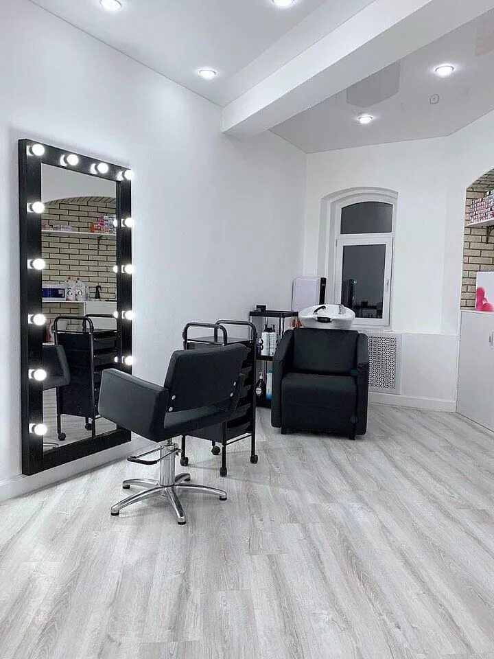 Столешница для парикмахерской. Помещение под парикмахерскую. Помещение под салон. Комната под парикмахерскую. Помещение под студию красоты.