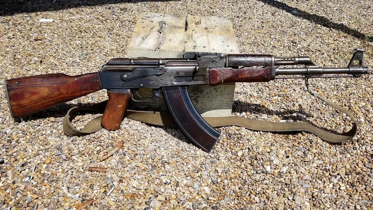 Дают старые автоматы. Автомат Калашникова АК-47, АКМ. AK 47 Type 3. АКМС 7.62. АК-47 type2.