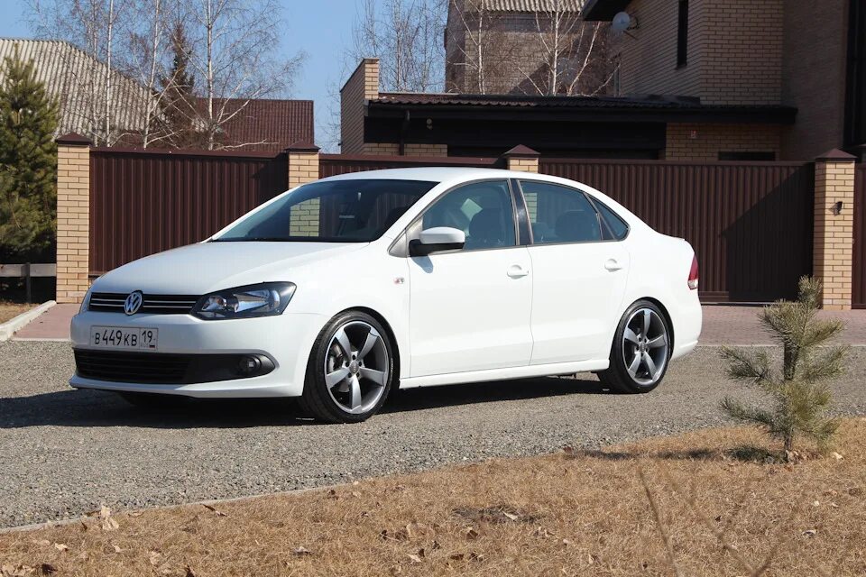 Диски R17 от Audi A1 на Polo sedan - Volkswagen Polo Sedan, 1,6 л, 2015 года кол