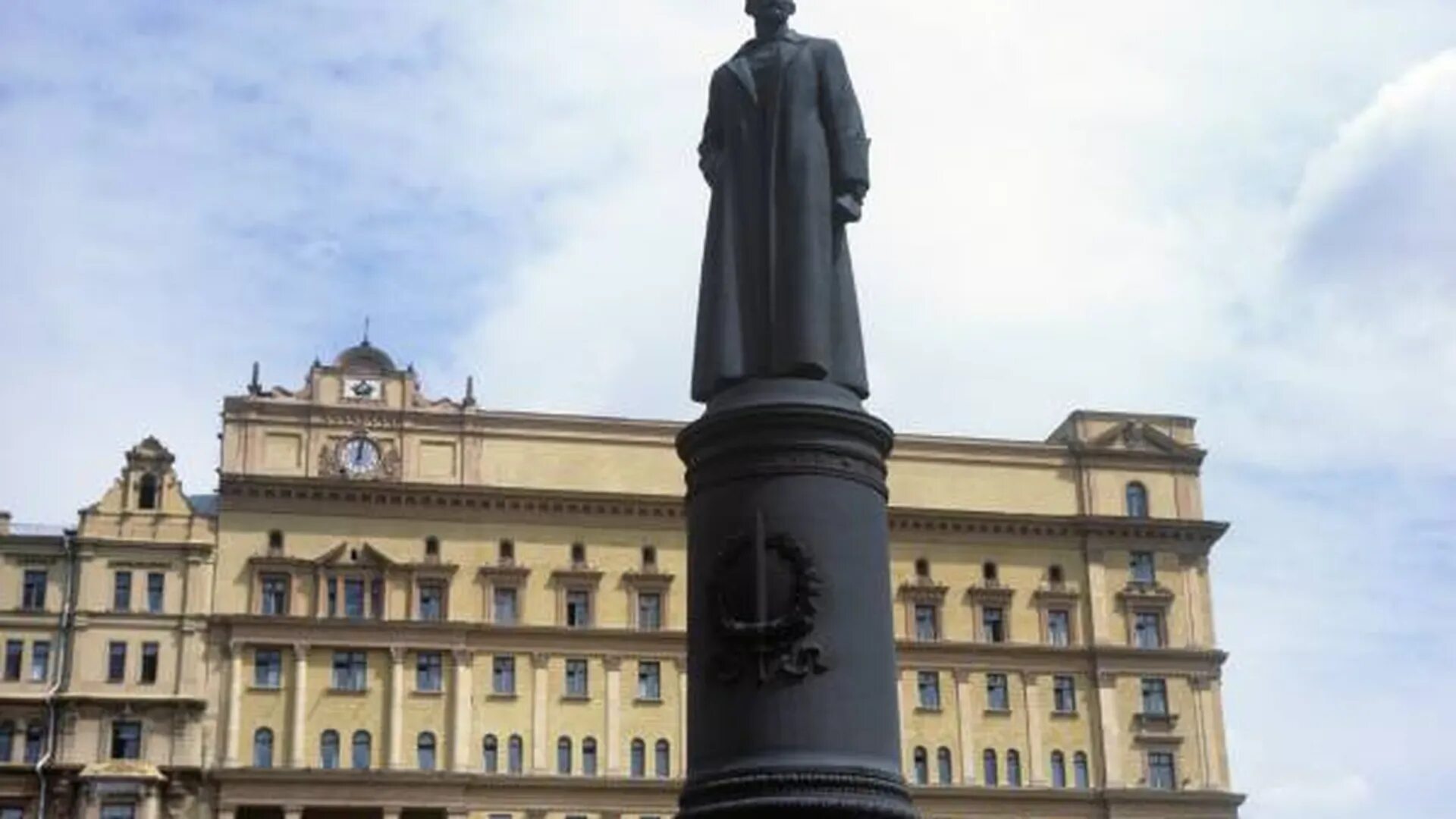 Э. Памятник дзержинскому в нижневартовске. Э. Где находится памятник дзержинского. Памятник феликсу дзержинскому на лубянской.