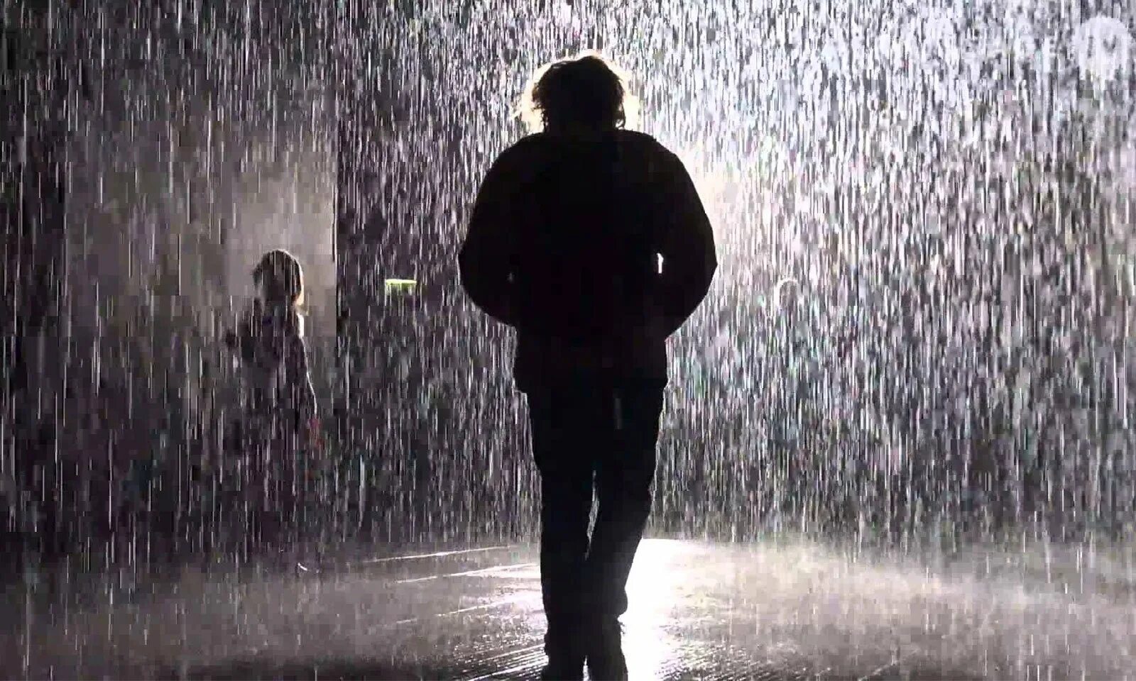 Человек под дождем. Человек идет под дождем. Мужчина под дождем. Дождь одиночество. Люди ушедшие в ночь