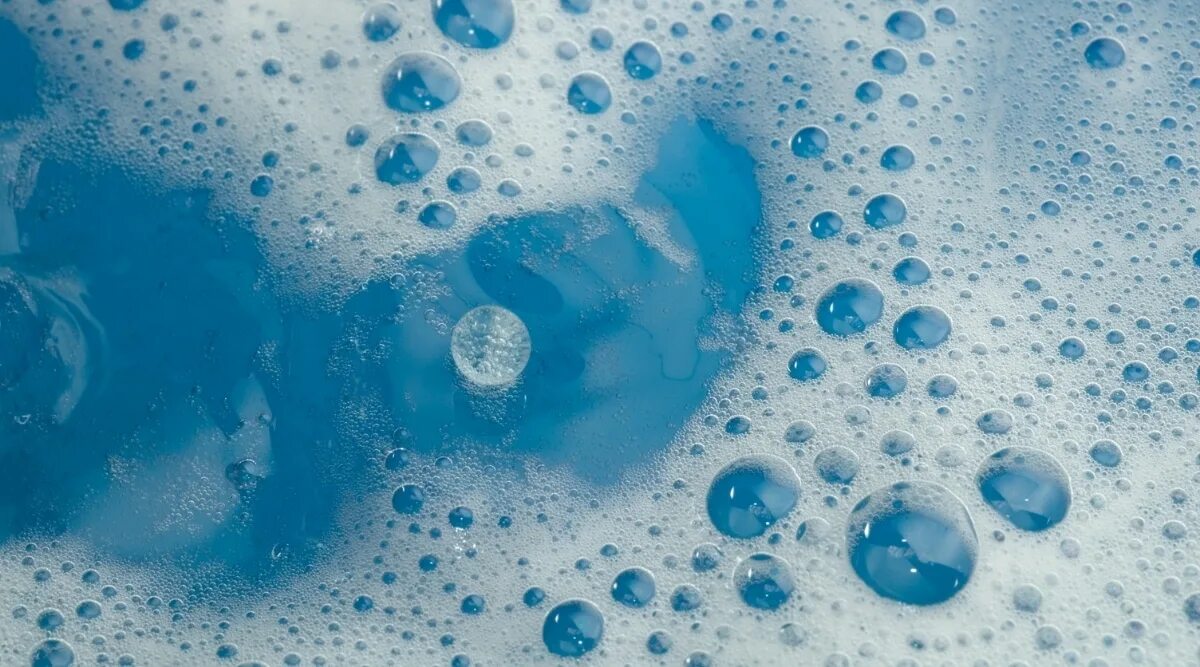 Синяя пена. Мыльная вода. Голубая пена. Пена пузырьки. Пена в ванной текстура.