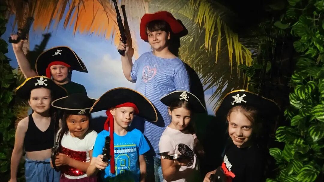 пират 2 - «остров сокровищ». элизабет капитан корабля пираты 18. пираты картинки. команда разбойников. остров сокровищ 1988.