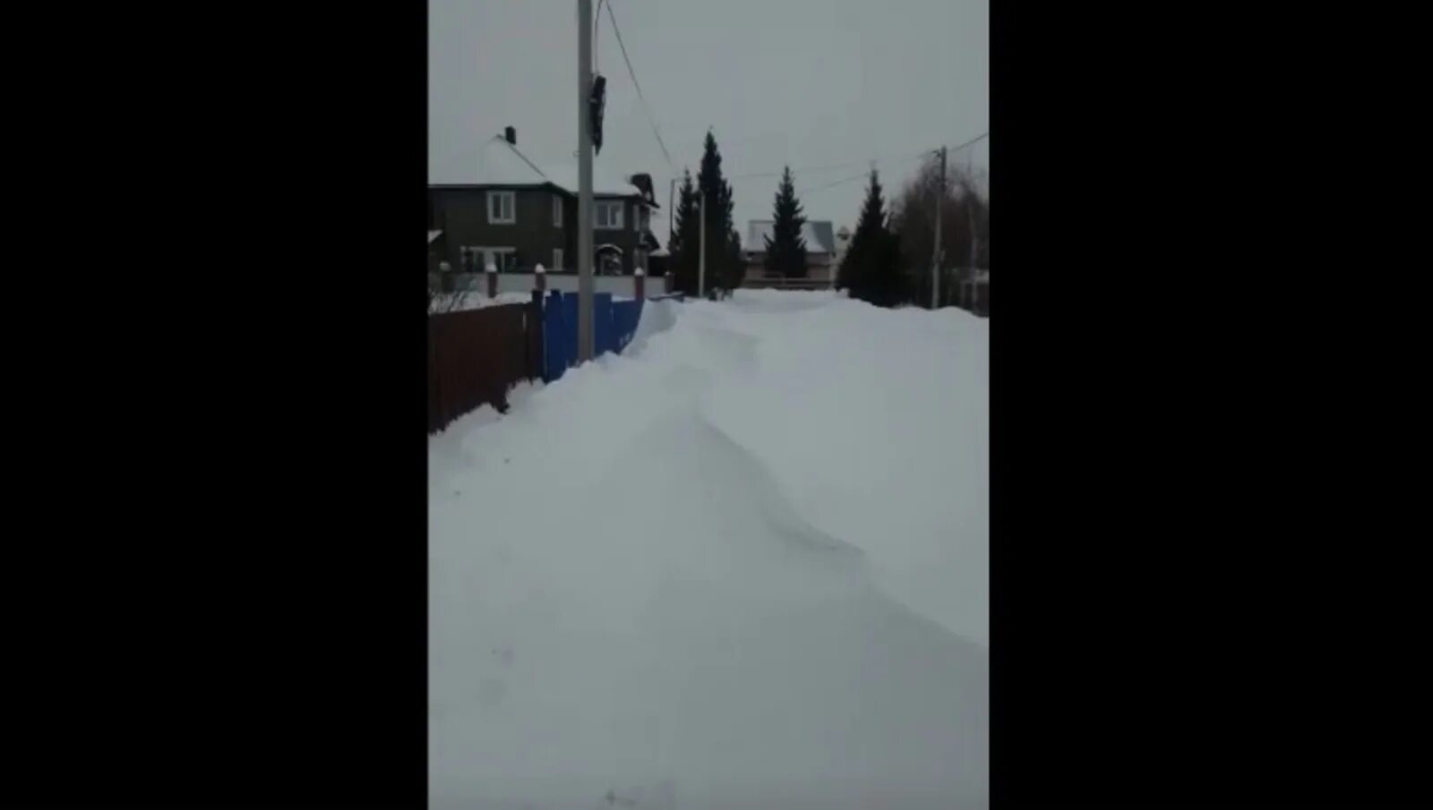 Село качки занесенное снегом. Занесенная дорога снегом в деревне. Занесенные снегом камеры пуска сод. Занесло снегом дорогу на объекты нефтегазодобычи. Санниково проезд снежный 1.