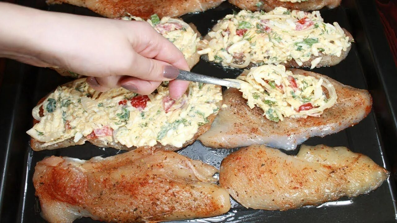 Что можно приготовить вкусно из куриной грудки. Приготовить куриное филе в духовке. куриная грудка в духовке. куриное филе запеченное в духовке. вкусная куриная грудка в духовке.