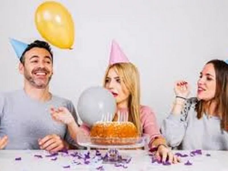Отмечаем день рождения видео. Женщина празднует день рождения. Фото женщина празднует свой день рождения. Человек празднует др вдвоем. Man celebrates Birthday.