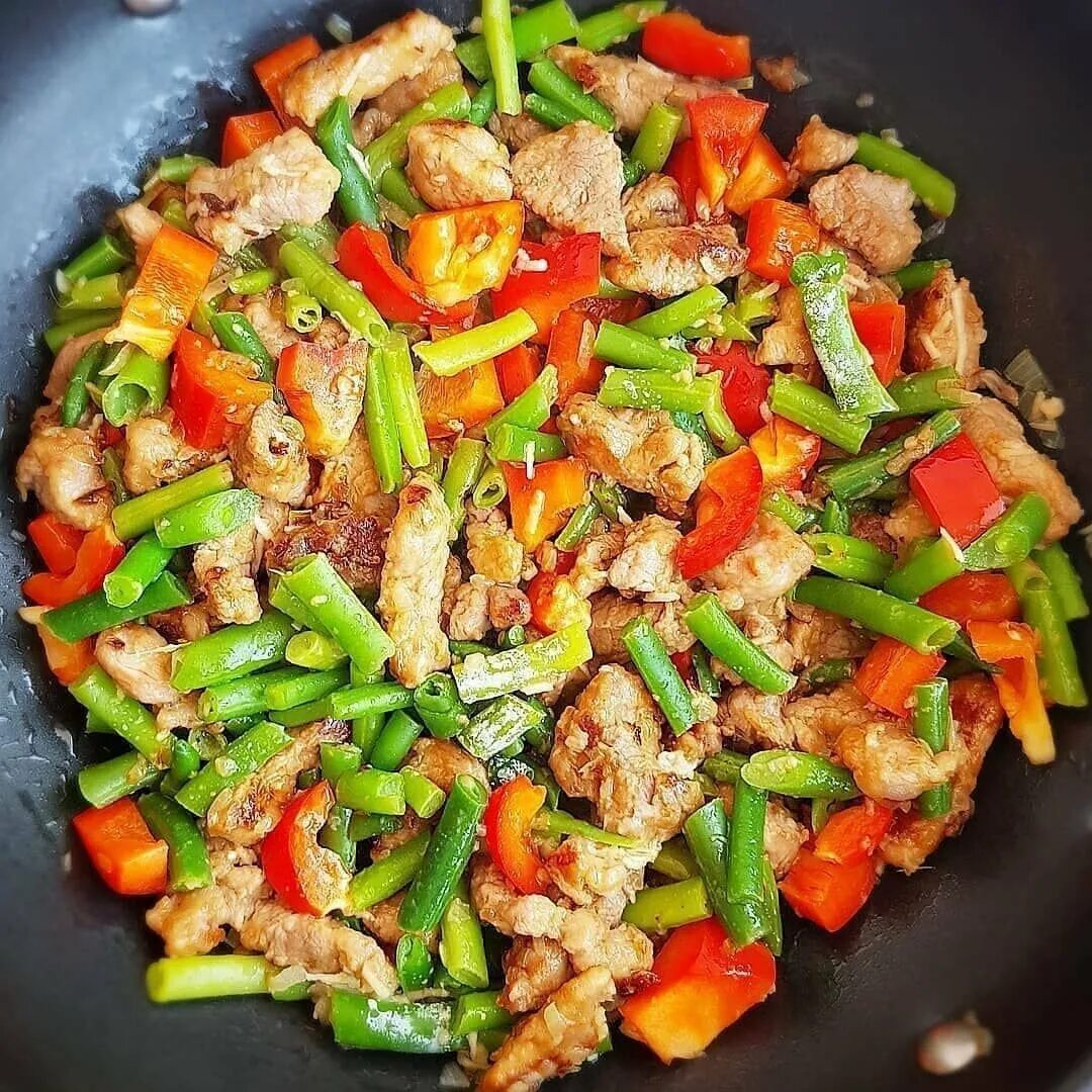 Куриное филе с перцем на сковороде. Тушеное мясо с перцем и стручковой фасолью. свинина со стручковой фасолью. стручковая фасоль с мясом. мясо со стручковой фасолью и овощами.