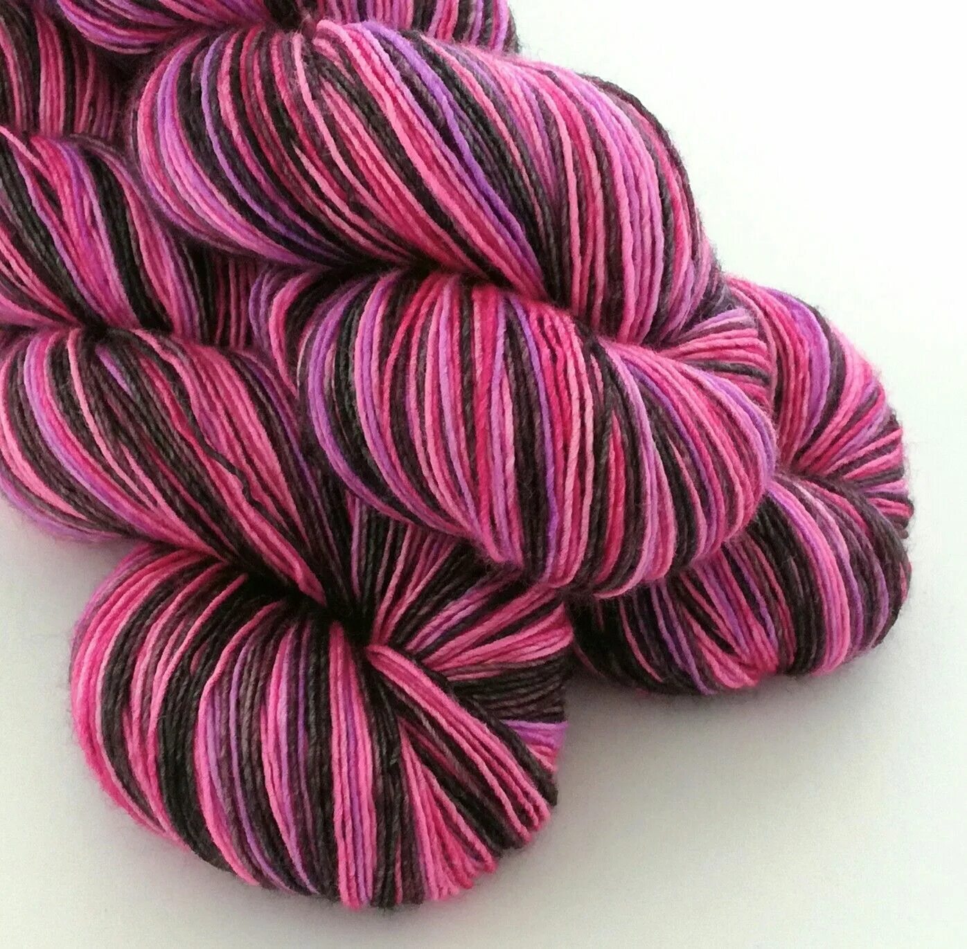 Пряди пряжу. Wool Knitting Yarn. Single Yarn Ply Yarn. Dk Yarn. Pink Yarn.