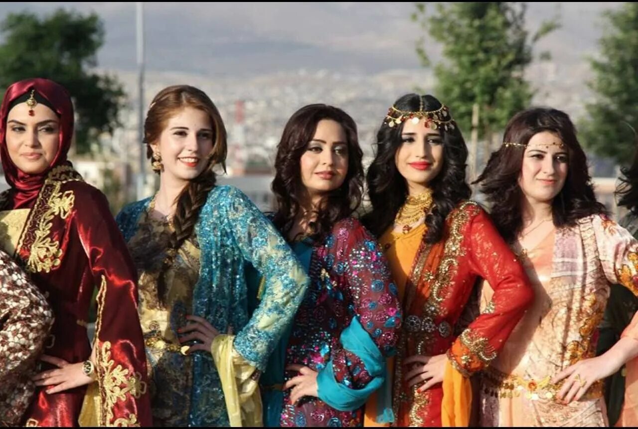Какие есть восточные народы. Культура курдов. Курды Езиды Ассирийцы. Курдский национальный костюм. Национальная одежда курдов.