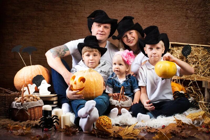 Хэллоуин фотосессия семьи. Семейное празднование Хэллоуина. Фотосессия в стиле Хэллоуин семейная. Костюмированная фотосессия семьи. Show role