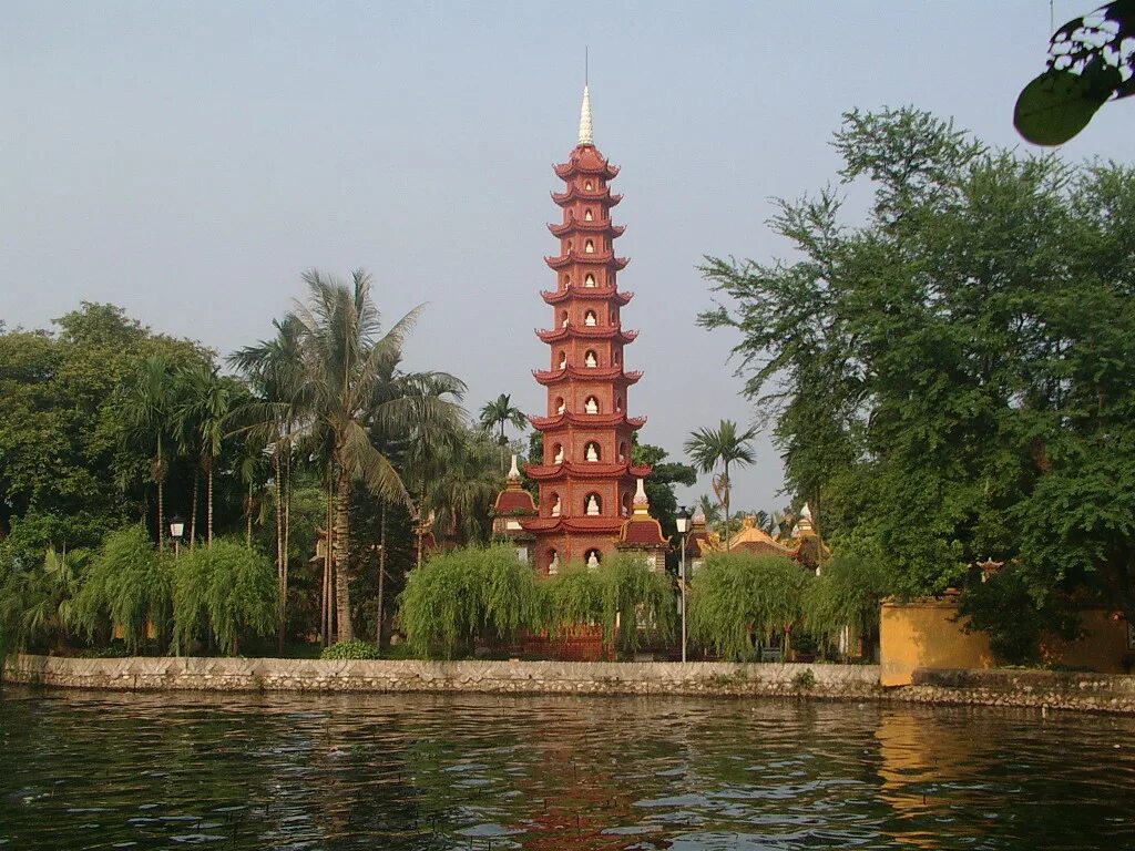 Пагода Чанкуок Вьетнам. Вьетнам столица Ханой достопримечательности. Ханой Вьетнам достопримечательности. Пагода Чанкуок Ханой.