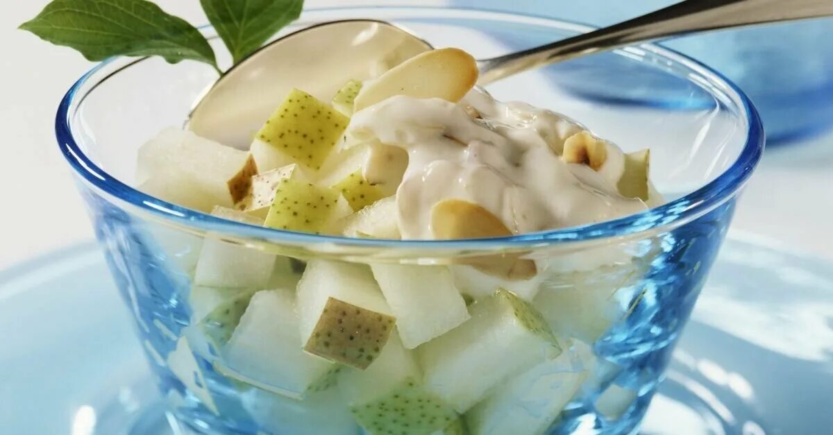 Салат яблоко со сметаной. Морковный салат с яблоком. Салат из сельдерея и яблока. Морковь с яблоком и сметаной. Салат с зеленым яблоком шпинатом.