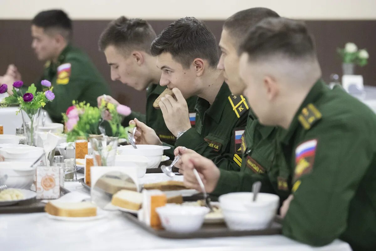 Военный стол. Военное питание. Военная медицинская Академия курсанты. Курсанты военно-медицинской Академии на занятиях.