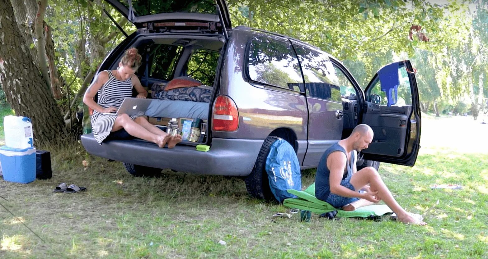 Im auto. Oma im auto. alpacka im auto. vollbusiges amateurgirl im auto geknattert.