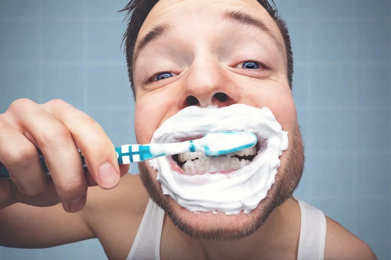 Человек с зубной пастой. Зубы и зубная паста. Чистим зубы!. Do your teeth