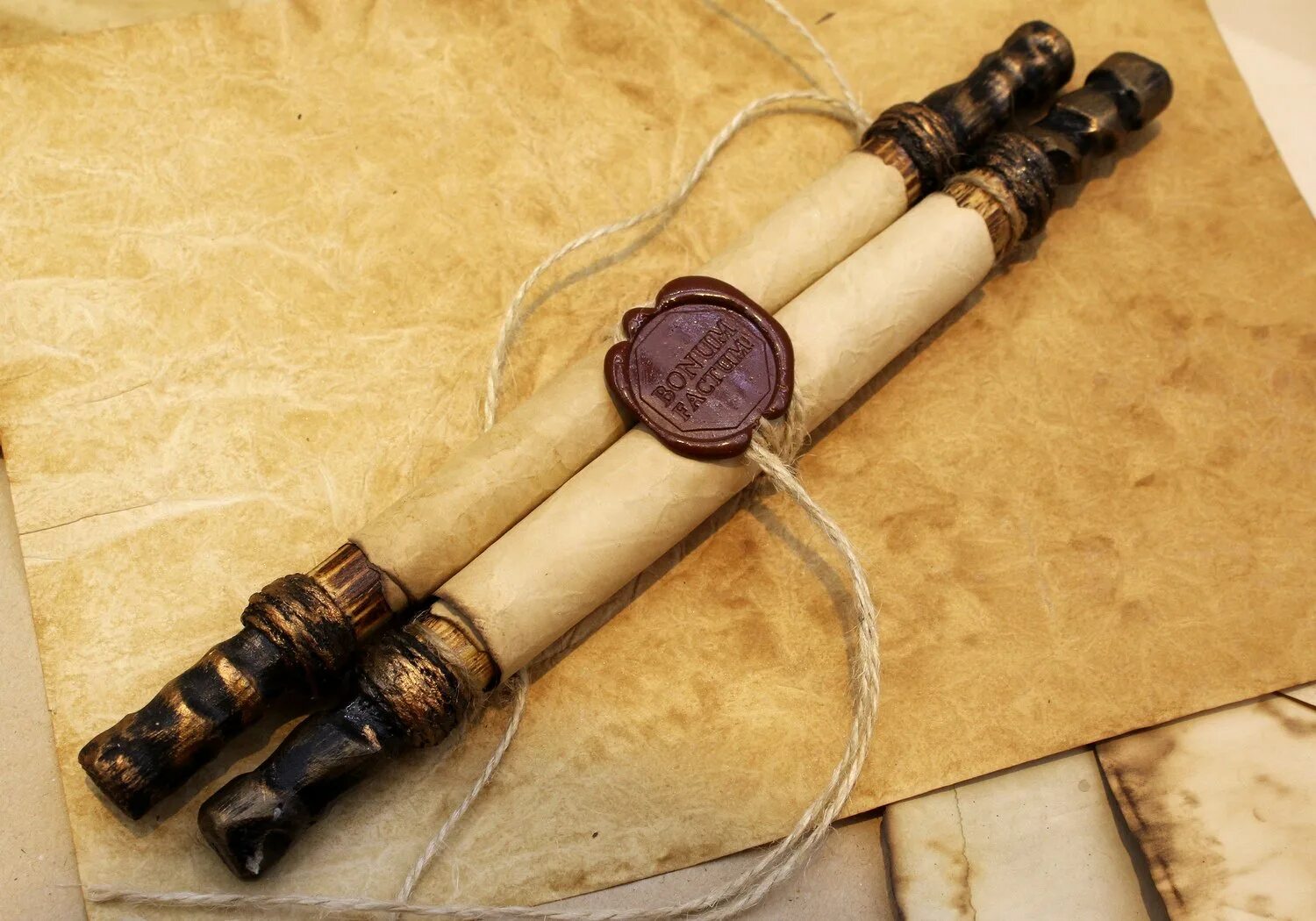 рукопись трубка. свернутый свиток с печатью. рукопись трубка. старинный свиток. средневековый свиток.